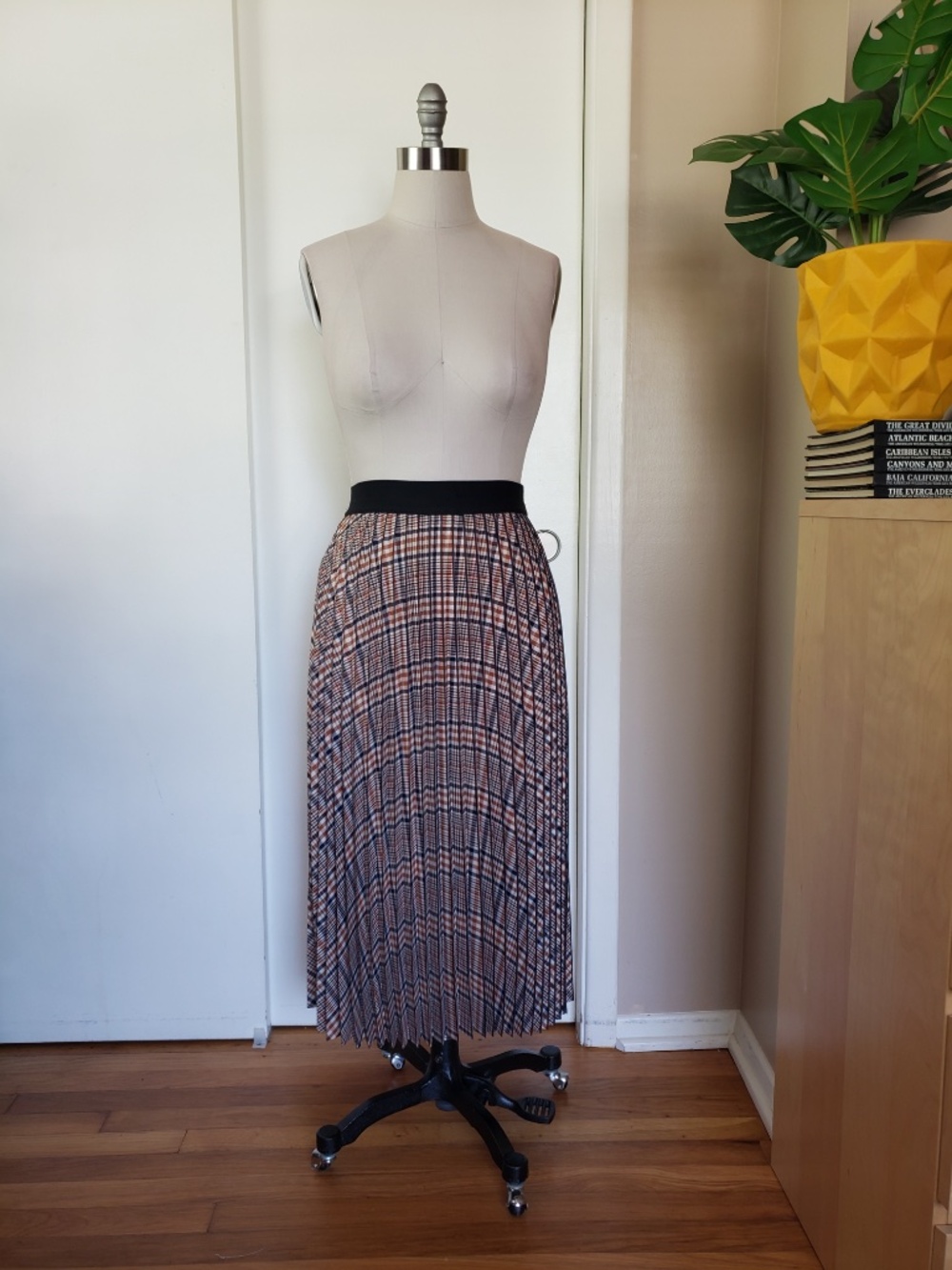 Effortless Plaid Pleated Skirt Size Medium!